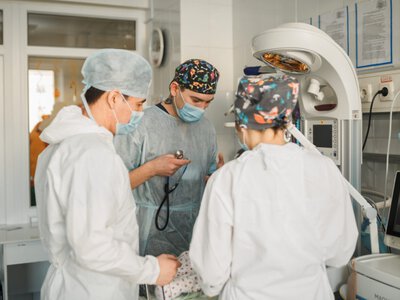  Токаев поручил повысить зарплаты более 77 тысячам медработников до 40% 