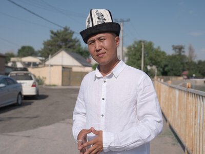 В Генпрокуратуре Кыргызстана заявили, что акыну Жетигену следует подать жалобу в связи с его утверждением о пытках под стражей