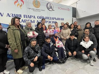С шашу, цветами и объятиями: в Караганде встретили героев Параазиатских игр