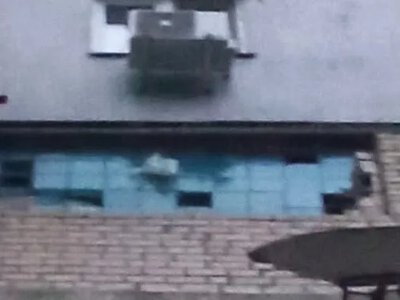 В Николаеве разбитые взрывами стеклоблоки в многоэтажке падают на улицу