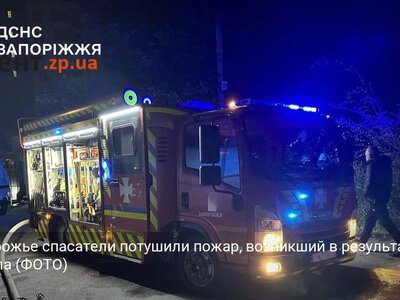 В Запорожье спасатели потушили пожар, возникший в результате обстрела (ФОТО)