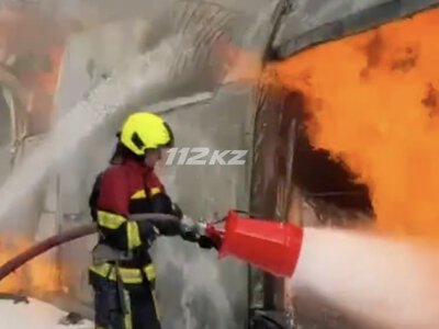  Пять газовых баллонов вынесли из горящего склада в Алматинской области 