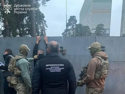 Отец и сын продавали автомобили, ввезенные для ВСУ под видом гуманитарной помощи: изъяли 49 машин