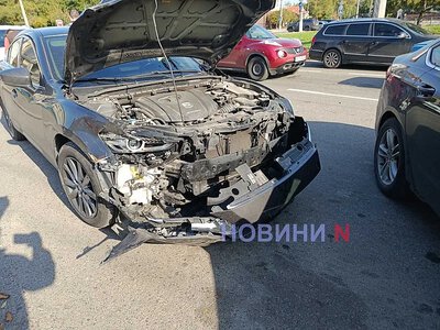 На сложном перекрестке в центре Николаева столкнулись Mazda и Kia: движение затруднено