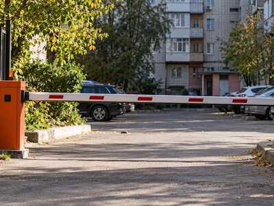 Что делать, если во дворе незаконно установили шлагбаум или ограничили проезд