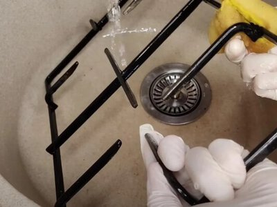 Не тратьте деньги на дорогую химию: как отмыть решетку газовой плиты от устаревшего жира