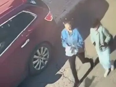 В Николаеве две прохожие забрали детский комбинезон, только что выпавший из окна (видео)