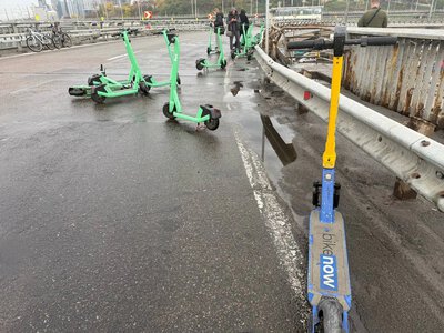 Киевляне пересаживаются на самокаты из-за перекрытого Южного моста