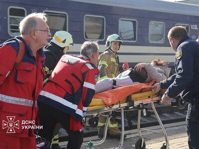 13 погибших, 10 раненых: первые фото и видео с места удара по поезду в Днепре