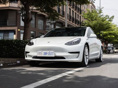 Інженерний аналіз трюків Tesla Roadster підтвердив їх реалістичність