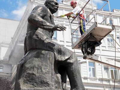В Киеве частично демонтируют защитные конструкции на памятниках: специалисты обнаружили плесень и повреждения постаментов