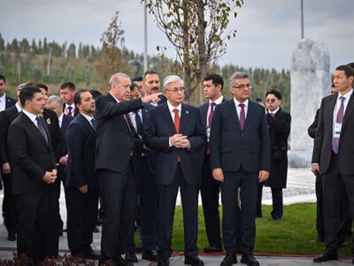  Токаев открыл Аллею тюркского мира в Анкаре и посадил дерево 