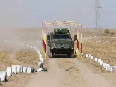 Военнослужащие Нацгвардии осваивают новую бронемашину отечественного производства Барыс 6х6