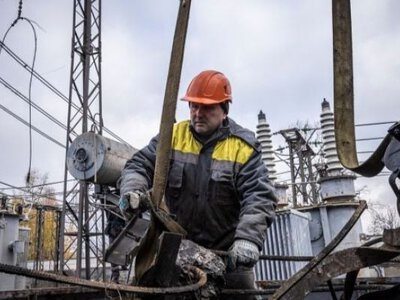 Днепр снова погрузился во тьму после российских атак: вокзал под повторным ударом, транспорт остановлен
