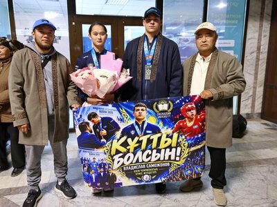 В области Ұлытау торжественно встретили призёров чемпионата мира по боксу