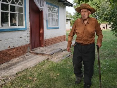 В 102 года хлопочет на огороде и держит пчёл: чем удивляет последний житель села на Полтавщине