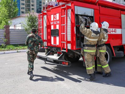  В Атырау во время пожара спасатели эвакуировали 10 человек, в том числе троих детей 