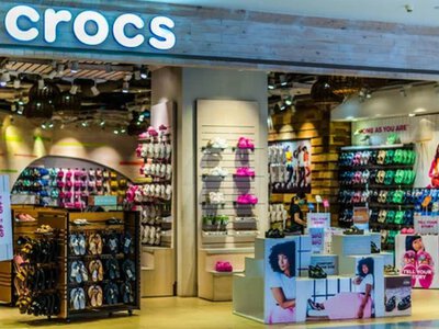 Crocs повысил прогноз доходов: акции компании взлетели на 27%