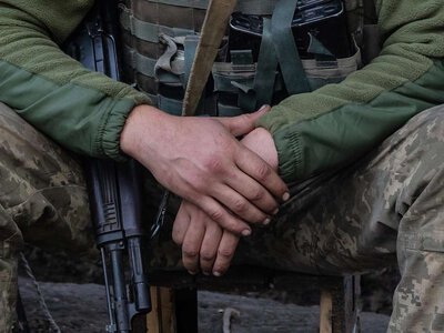 В алкоголь подмешивают метадон и отправляют как подарок: полиция расследует смерти 22 военнослужащих