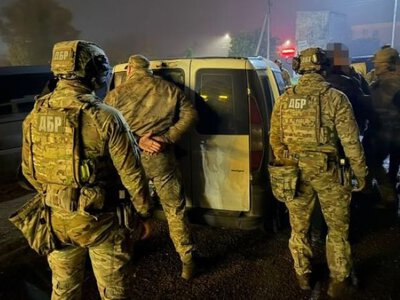 «Похищения, пытки и взяточничество»: ГБР задержало руководителя и чиновников Черновицкого ТЦК за издевательства над военнообязанными и ветераном