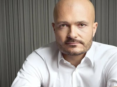 Чешский миллиардер хочет выкупить семейный холдин владельца бренда Ray-Ban за €30 млрд наличными