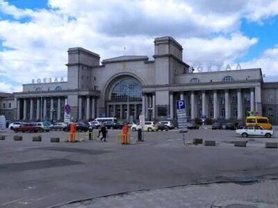 Россия снова обстреляла железнодорожный вокзал Днепра: что известно о пострадавших и движении поездов