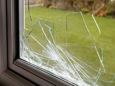 Скотч на вікнах не врятує від вибуху: як насправді зменшити ризик уламків скла