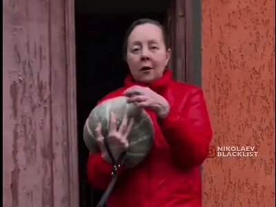 «Вот зелененькая вам!»: серийная воровка тыкв в Николаеве все-таки одну вернула (видео)
