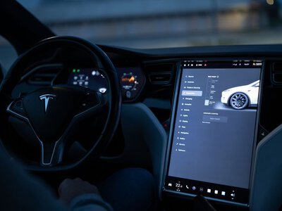 Tesla презентувала інтерфейс нового Roadster з трековим режимом