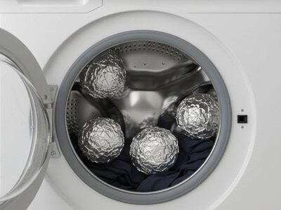 Кульки з фольги у пральній машині: популярний лайфхак виявився не таким безпечним