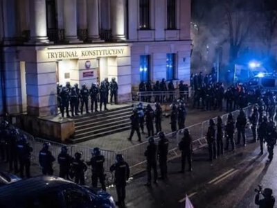 Отстранение председателя Конституционного суда вызвало протесты в Варшаве: Навроцкий созывает консультации