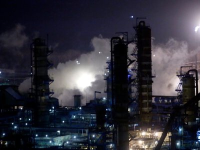 Россия: в Уфе сообщают, что после атаки дронов горит НПЗ